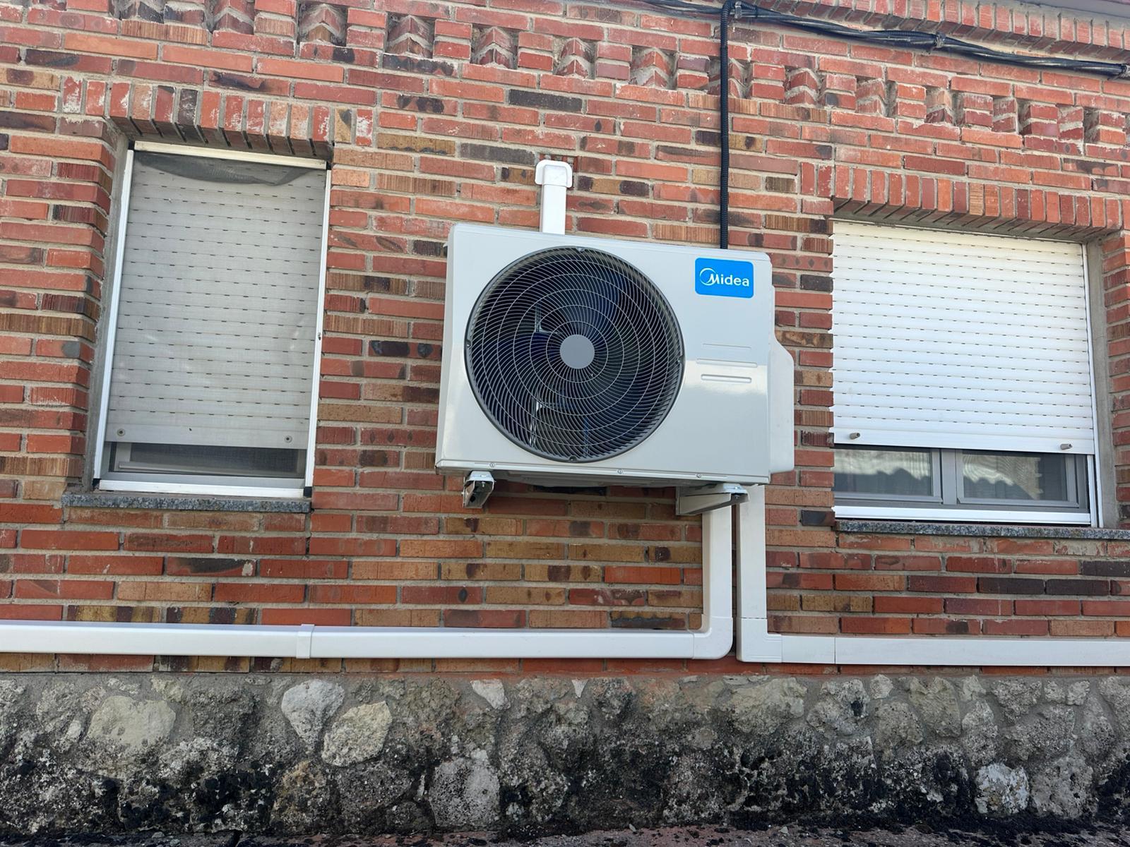 Bomba calor Midea en fachada